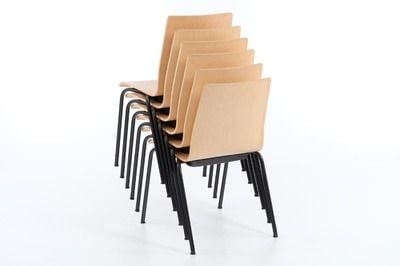 Stapelbare Holzschalenstühle mit schwer entflammbarer robuster Lackierung